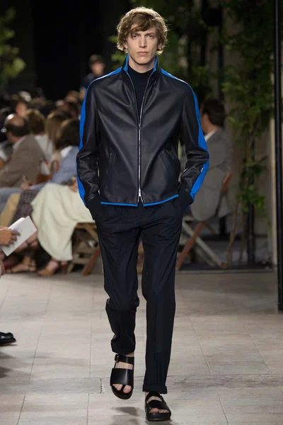 Look 19